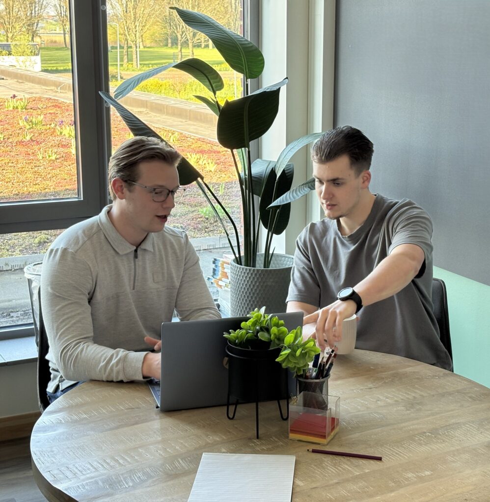 2 mannen in bedrijfsruimte hebben het over tijdbesparen in eht mkb